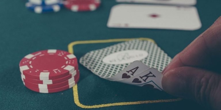 Người hâm mộ bóng đá Việt Nam theo dõi trận đấu trên điện thoại